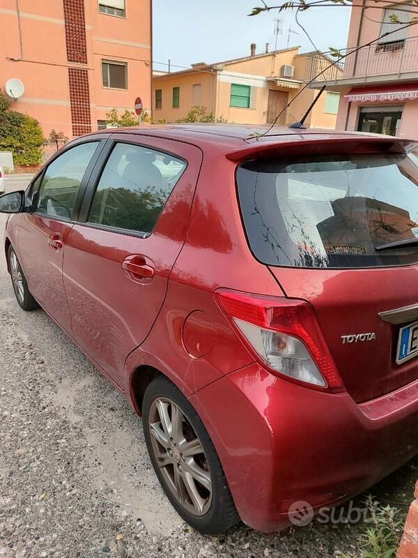 Usata Toyota Yaris 90 CV (66 kW) 2013 Rosso Berlina