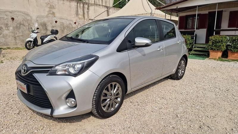 Usata Toyota Yaris Lounge 69 CV (50 kW) 2016 Argento Berlina