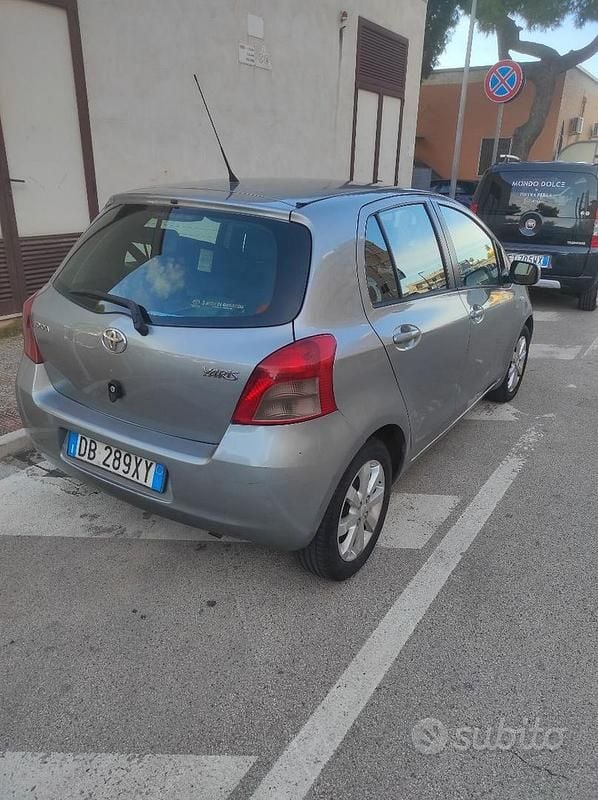 Usado Toyota Yaris 90 CV (66 kW) 2016 Gris Berlina