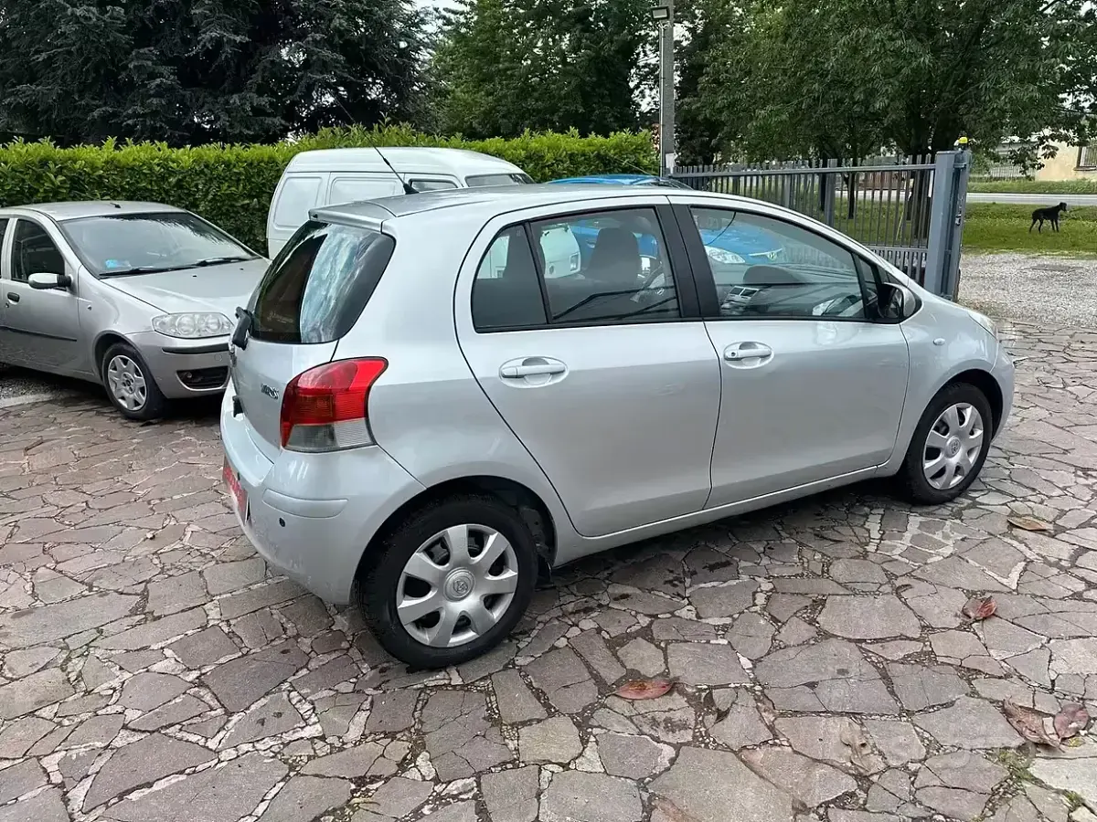 Usata Toyota Yaris Luxury 69 CV (50 kW) 2009 Grigio Utilitaria