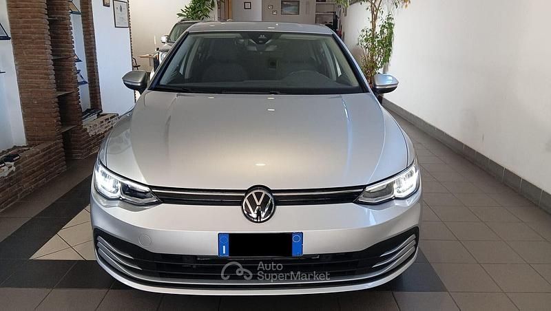 Usata VW Golf VIII Life 110 CV (80 kW) 2024 Argento Berlina