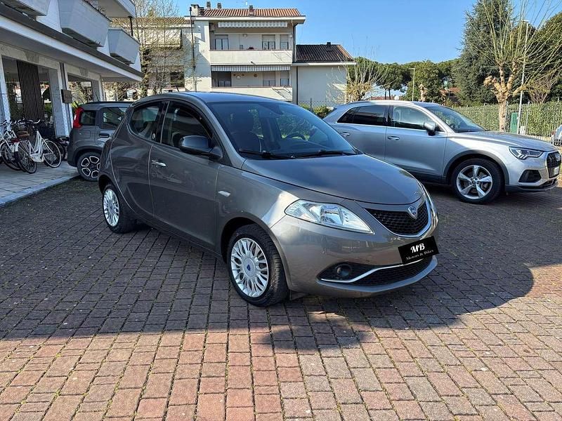 Usata Lancia Ypsilon Gold 69 CV (50 kW) 2017 Grigio pietra Utilitaria
