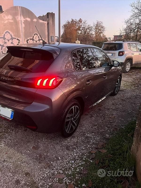 Usata Peugeot 208 Allure 101 CV (74 kW) 2023 Grigio Utilitaria
