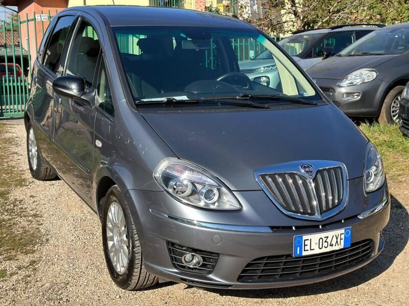 Usata Lancia Musa 95 CV (69 kW) 2012 Grigio Monovolume