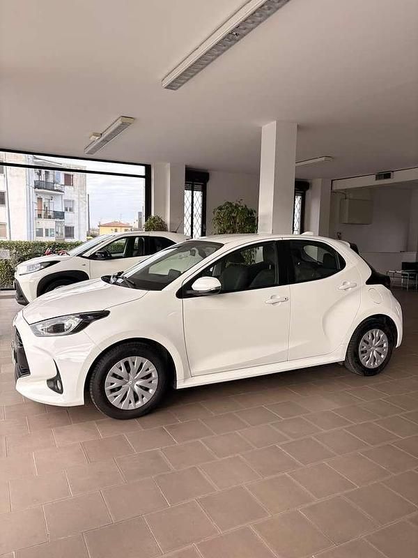 Usata Toyota Yaris Active 69 CV (50 kW) 2023 Bianco Utilitaria
