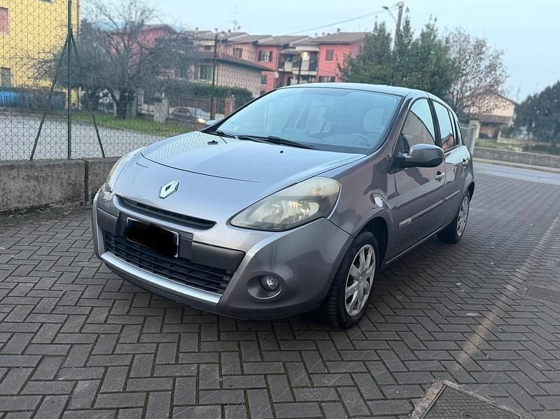 Usata Renault Clio II Dynamique 75 CV (55 kW) 2010 Grigio Berlina