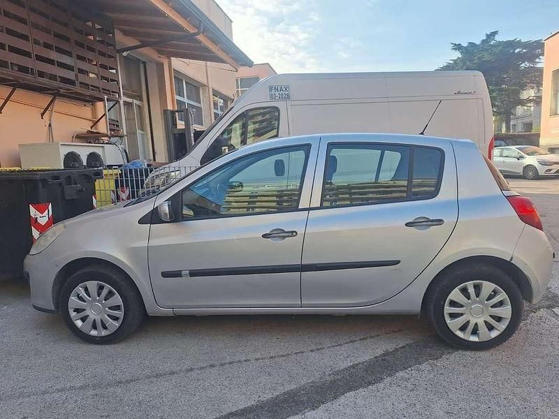 Usata Renault Clio III Dynamique 75 CV (55 kW) 2008 Argento Berlina