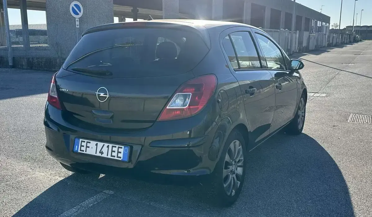 Usata Opel Corsa Edition 86 CV (63 kW) 2011 Nero Utilitaria