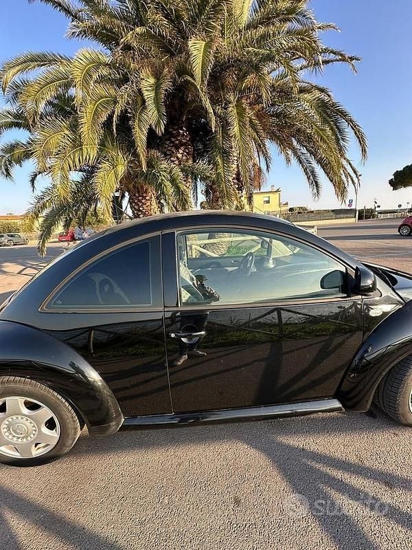Usata VW New Beetle 90 CV (66 kW) 1999 Nero Utilitaria