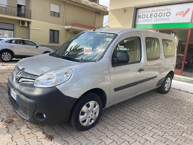 Argento Usata 2018 Renault Kangoo Monovolume | 11.900 € (Molto cara) - Immagine 1/4