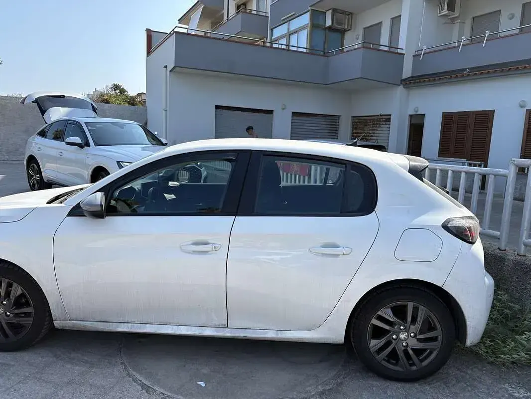 Usata Peugeot 208 Style 75 CV (55 kW) 2022 Utilitaria