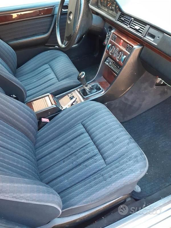 Usata Mercedes E200 1991 Verde Berlina