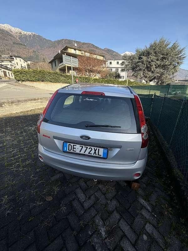 Usata Ford Fiesta 75 CV (55 kW) 2005 Berlina