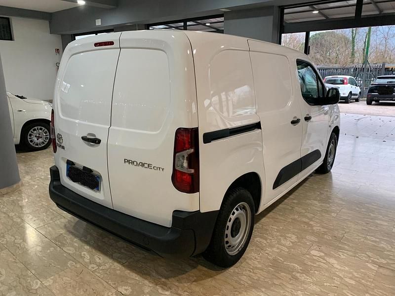 Usata Toyota Proace City Active 101 CV (74 kW) 2022 Bianco Monovolume