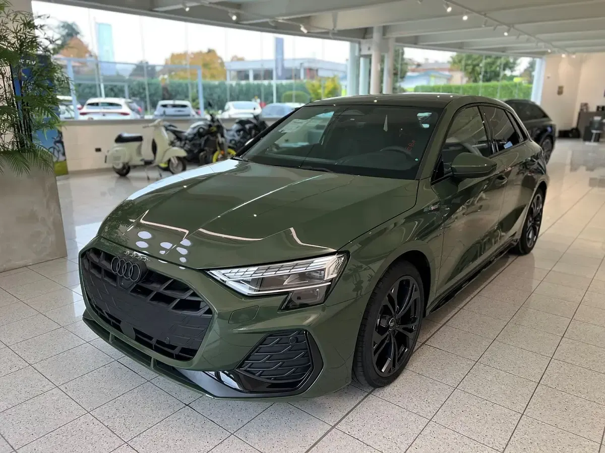 Nuova Audi A3 Sportback e-tron S-Line 150 CV (110 kW) 2025 Verde district Utilitaria
