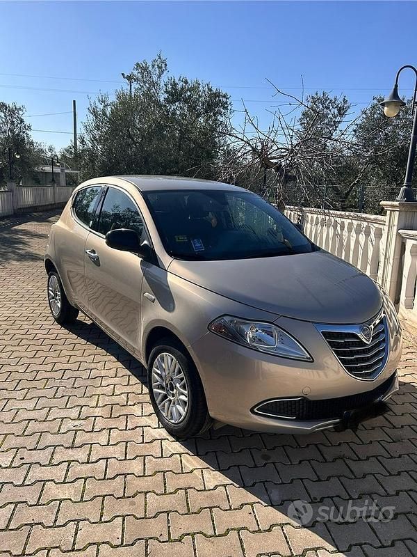 Usata Lancia Ypsilon 80 CV (58 kW) 2016 Grigio Utilitaria
