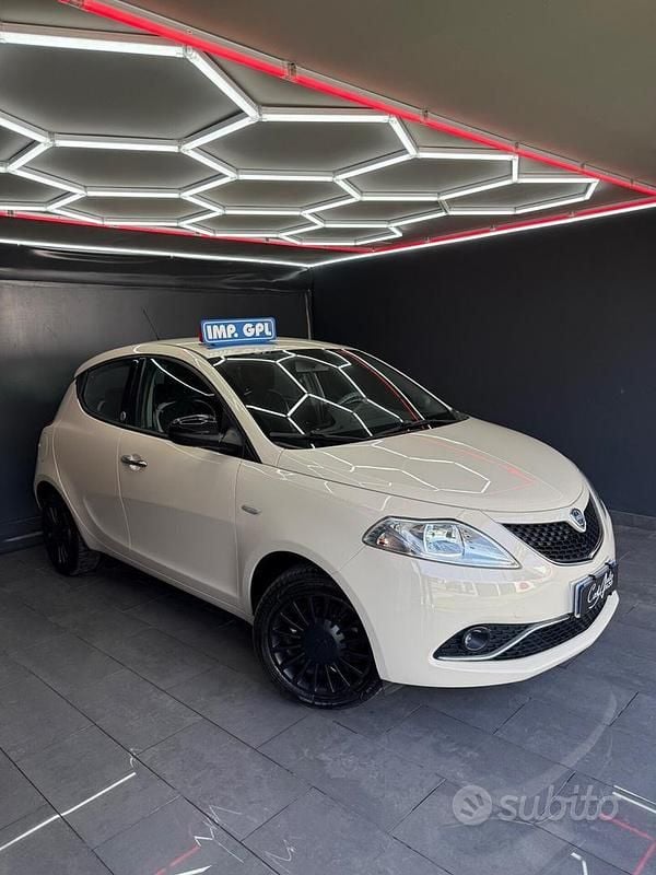 Usata Lancia Ypsilon Gold 69 CV (50 kW) 2016 Beige Utilitaria