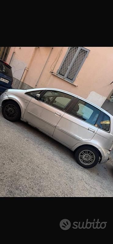 Grigio Usata 2009 Lancia Musa Monovolume | 800 € (Super prezzo) - Immagine 1/4