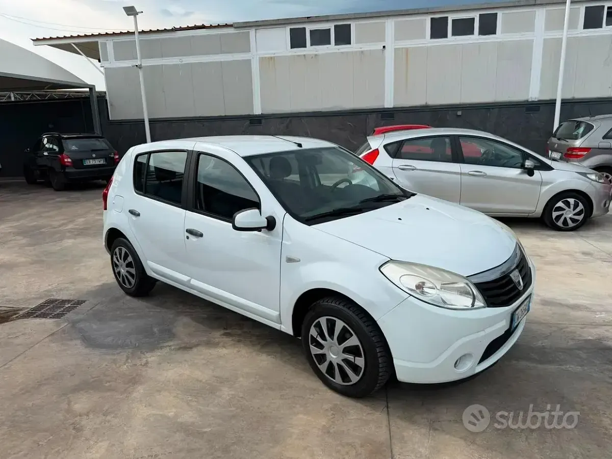 Usata Dacia Sandero Lauréate 72 CV (52 kW) 2009 Bianco Berlina