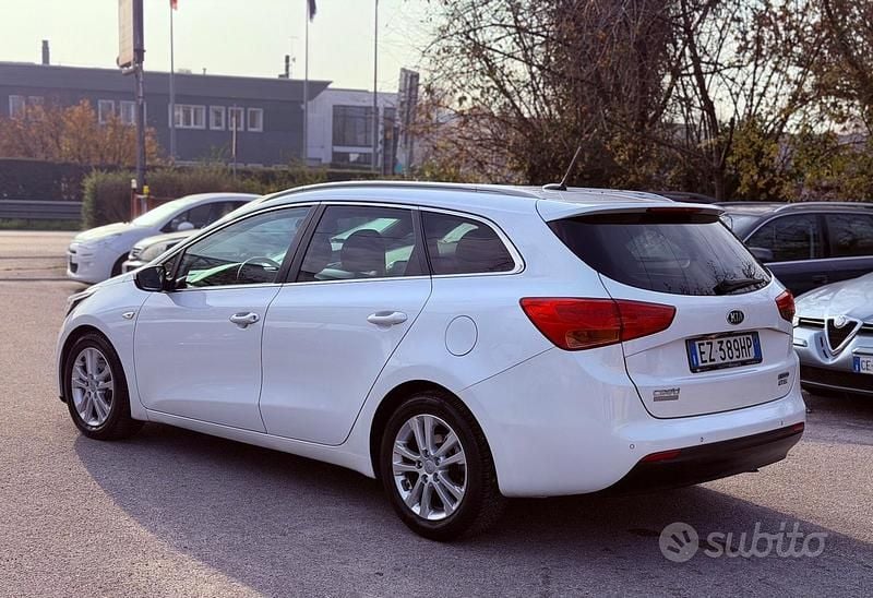 Begagnad Kia Ceed 128 HK (94 kW) 2015 Vit Halvkombi