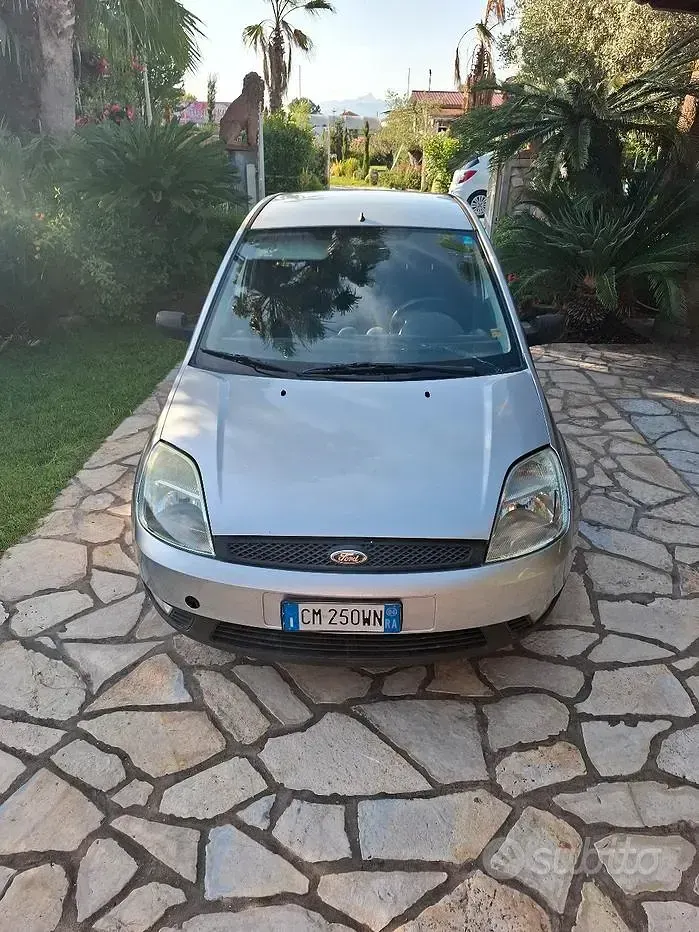 Usata Ford Fiesta Ghia 68 CV (50 kW) 2004 Grigio Utilitaria