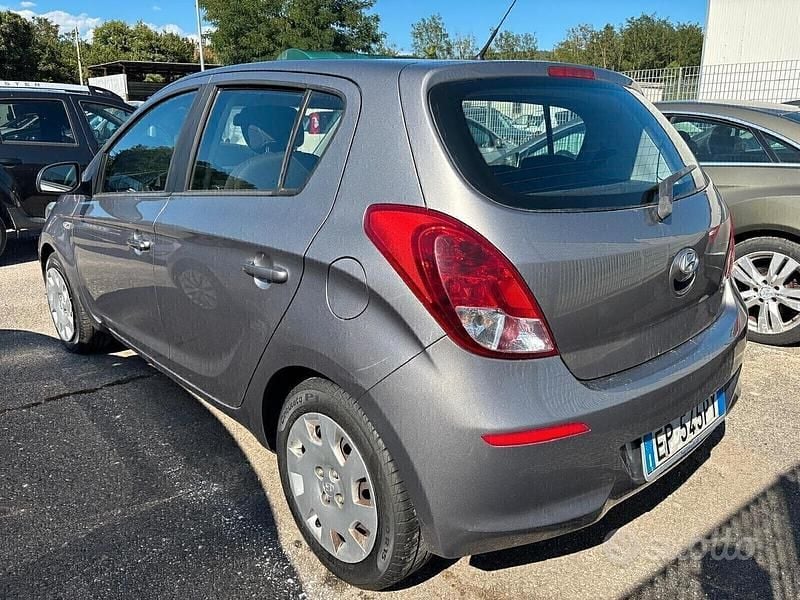 Usata Hyundai i20 85 CV (62 kW) 2013 Grigio Berlina