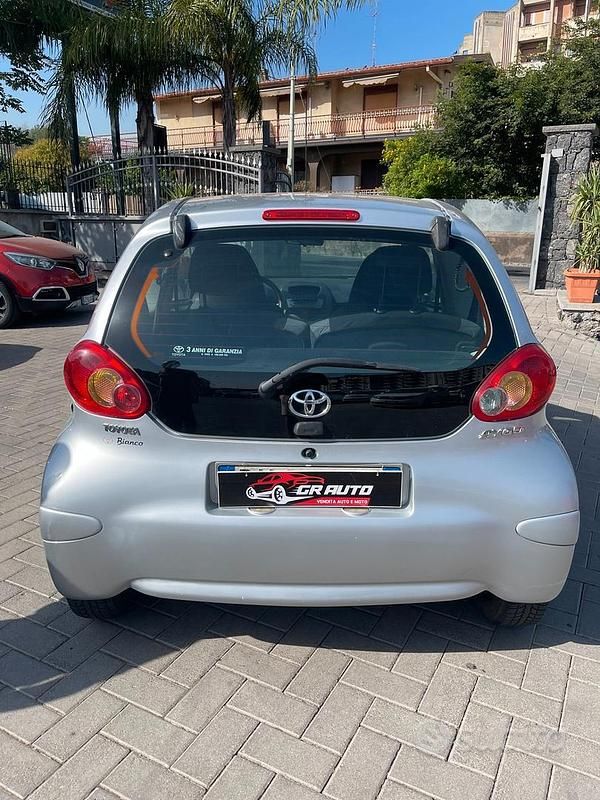 Usata Toyota Aygo 68 CV (50 kW) 2007 Grigio Utilitaria