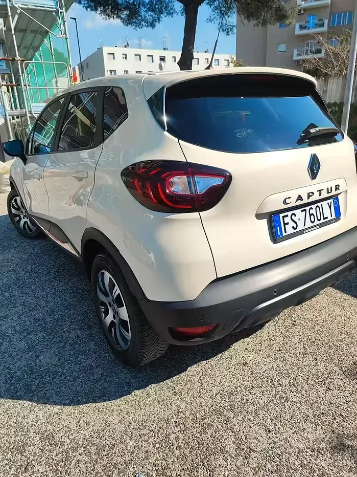 Usata Renault Captur 90 CV (66 kW) 2018 Beige SUV