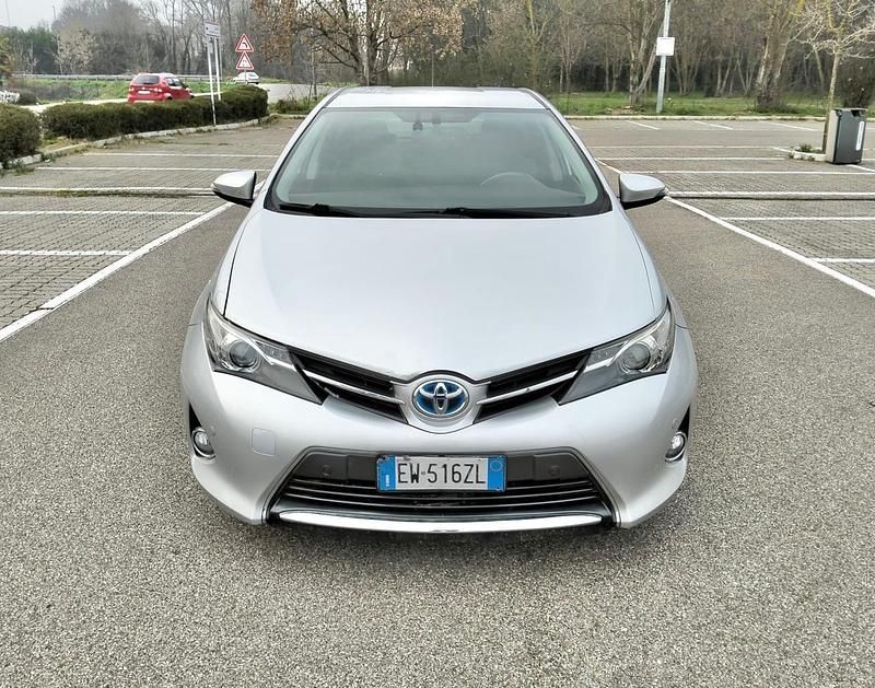Usata Toyota Auris Hybrid 99 CV (72 kW) 2014 Grigio Berlina