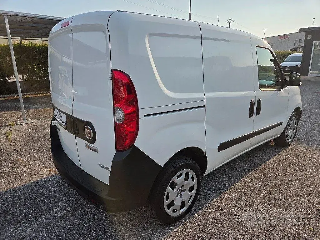 Usata Fiat Doblò Lounge 120 CV (88 kW) 2021 Bianco Monovolume