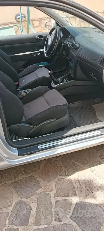 Usata VW Golf IV 101 CV (74 kW) 2002 Grigio Utilitaria