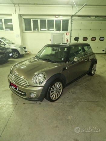Usata Mini Cooper D 112 CV (82 kW) 2011 Marrone Utilitaria