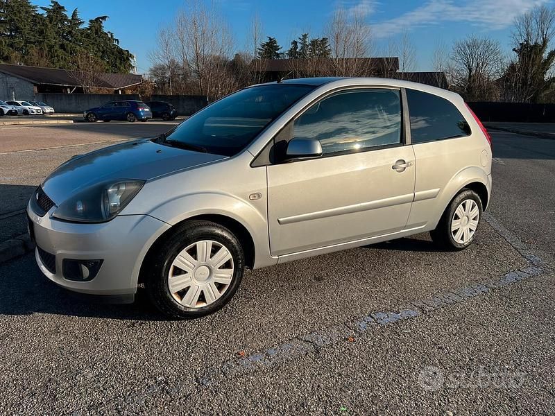 Grigio Usata 2008 Ford Fiesta Due volumi | 1450 € (Buon prezzo) - Immagine 1/4