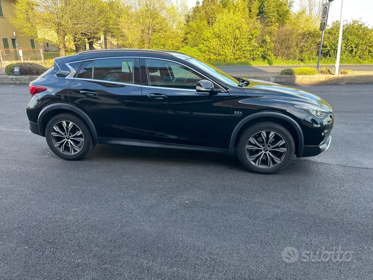 Usata Infiniti Q30 Premium 170 CV (125 kW) 2016 Nero Berlina