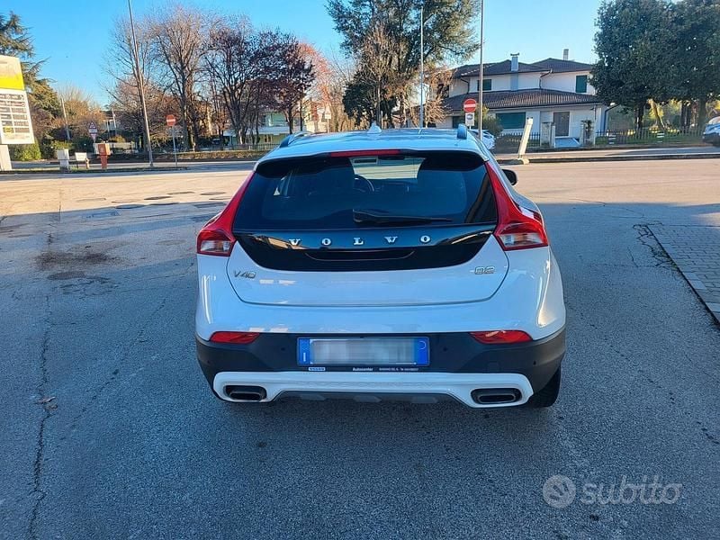 Usata Volvo V40 120 CV (88 kW) 2017 Bianco Berlina
