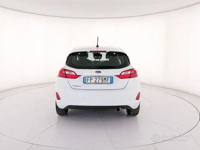 Usata Ford Fiesta 70 CV (51 kW) 2018 Bianco Utilitaria
