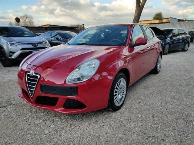 Rosso Usata 2011 Alfa Romeo Giulietta Progression Due volumi | 7900 € (Buon prezzo) - Immagine 1/4