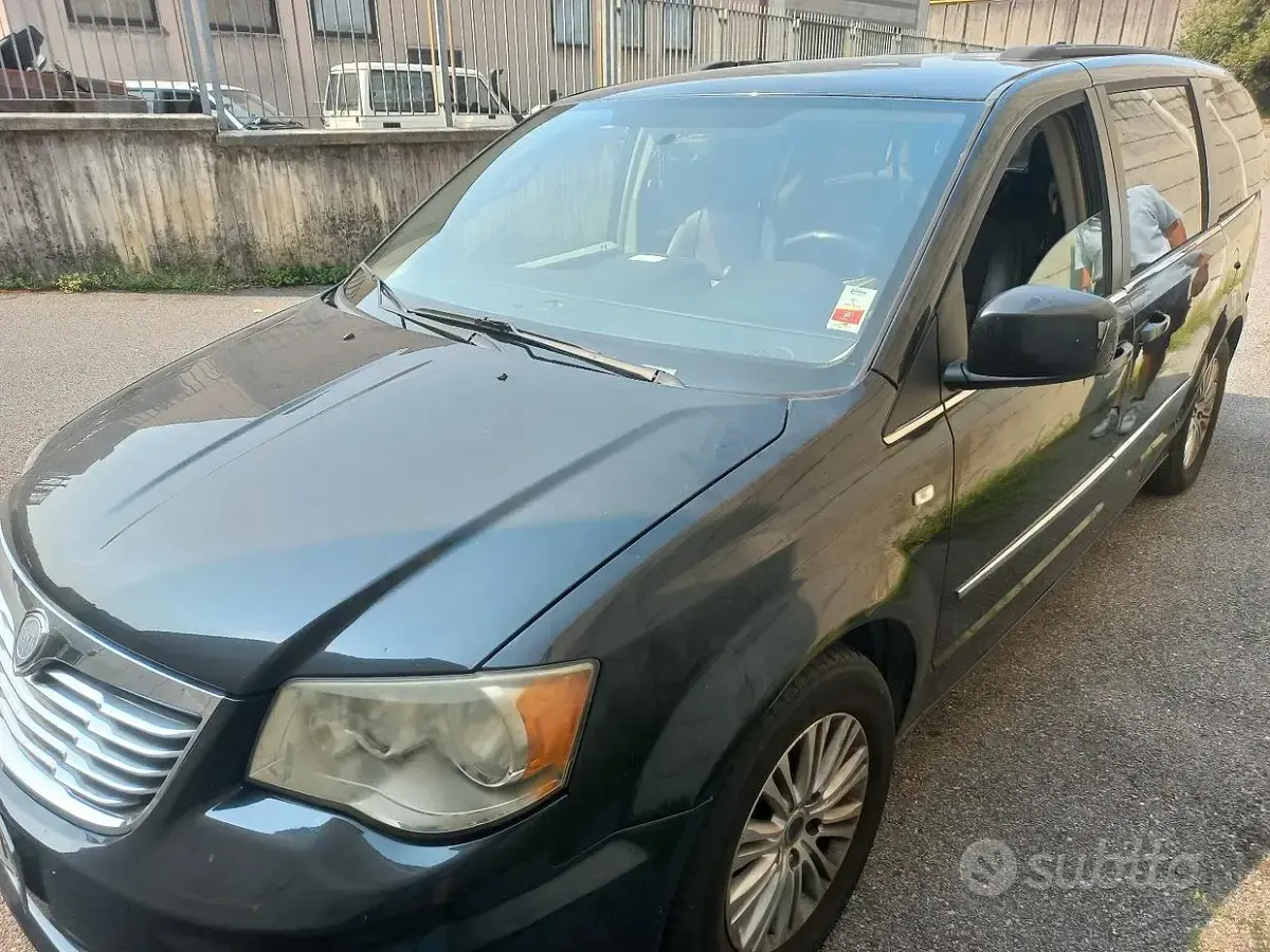 Usata Lancia Voyager 177 CV (130 kW) 2011 Nero Monovolume