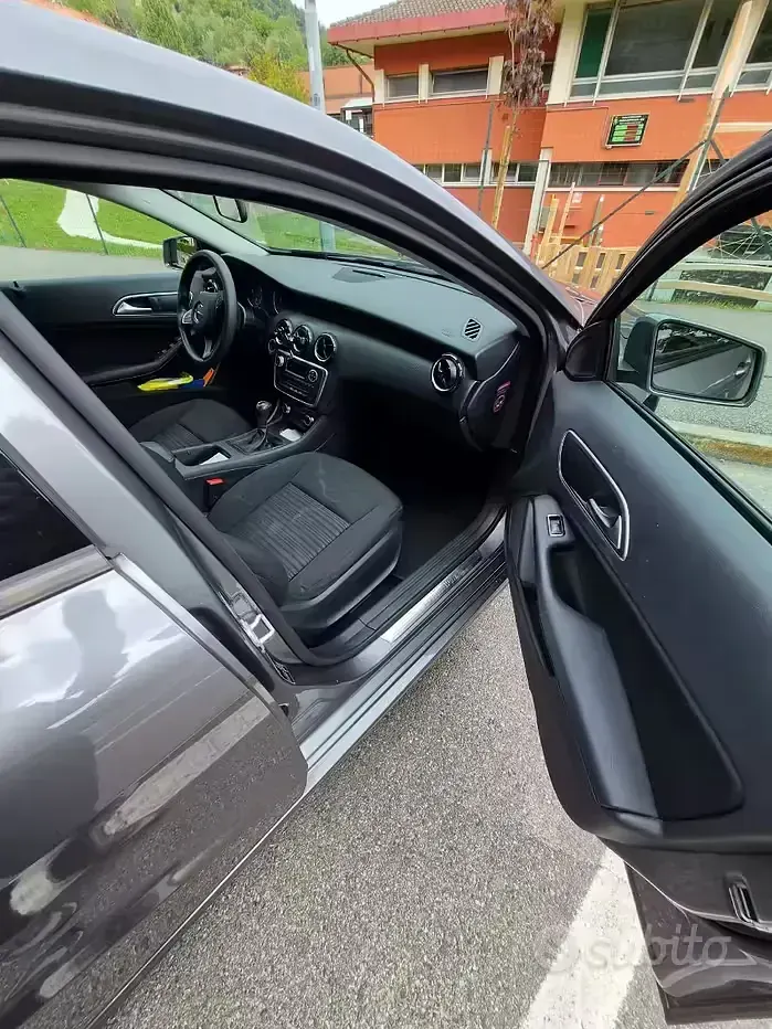 Usata Mercedes A160 102 CV (75 kW) 2016 Grigio Utilitaria