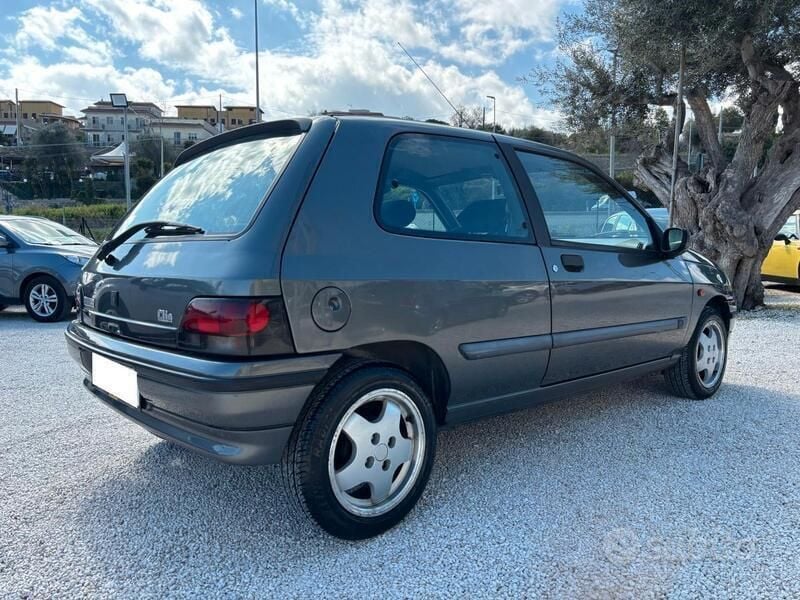 Usata Renault Clio 78 CV (57 kW) 1994 Grigio Berlina