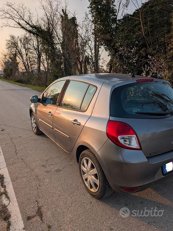 Usata Renault Clio III 75 CV (55 kW) 2011 Grigio Berlina