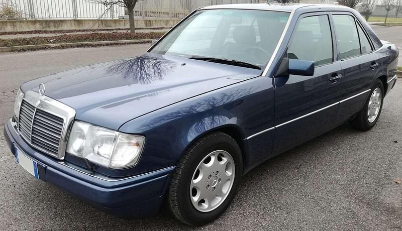 Usata Mercedes E300 150 CV (110 kW) 1992 Blu/azzurro Berlina