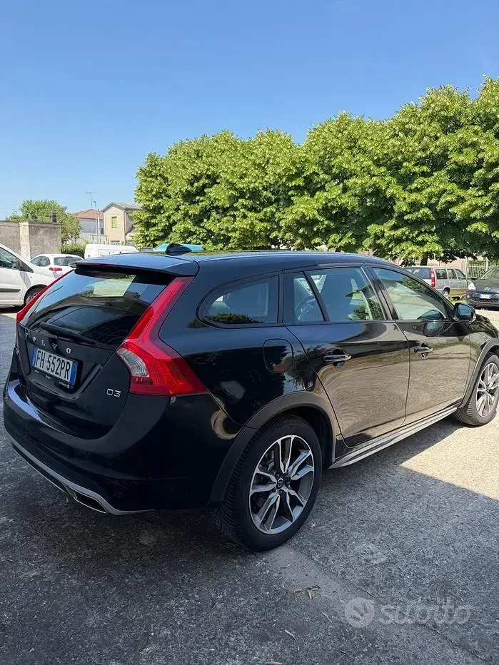 Usata Volvo V60 CC Plus 150 CV (110 kW) 2017 Nero Station wagon