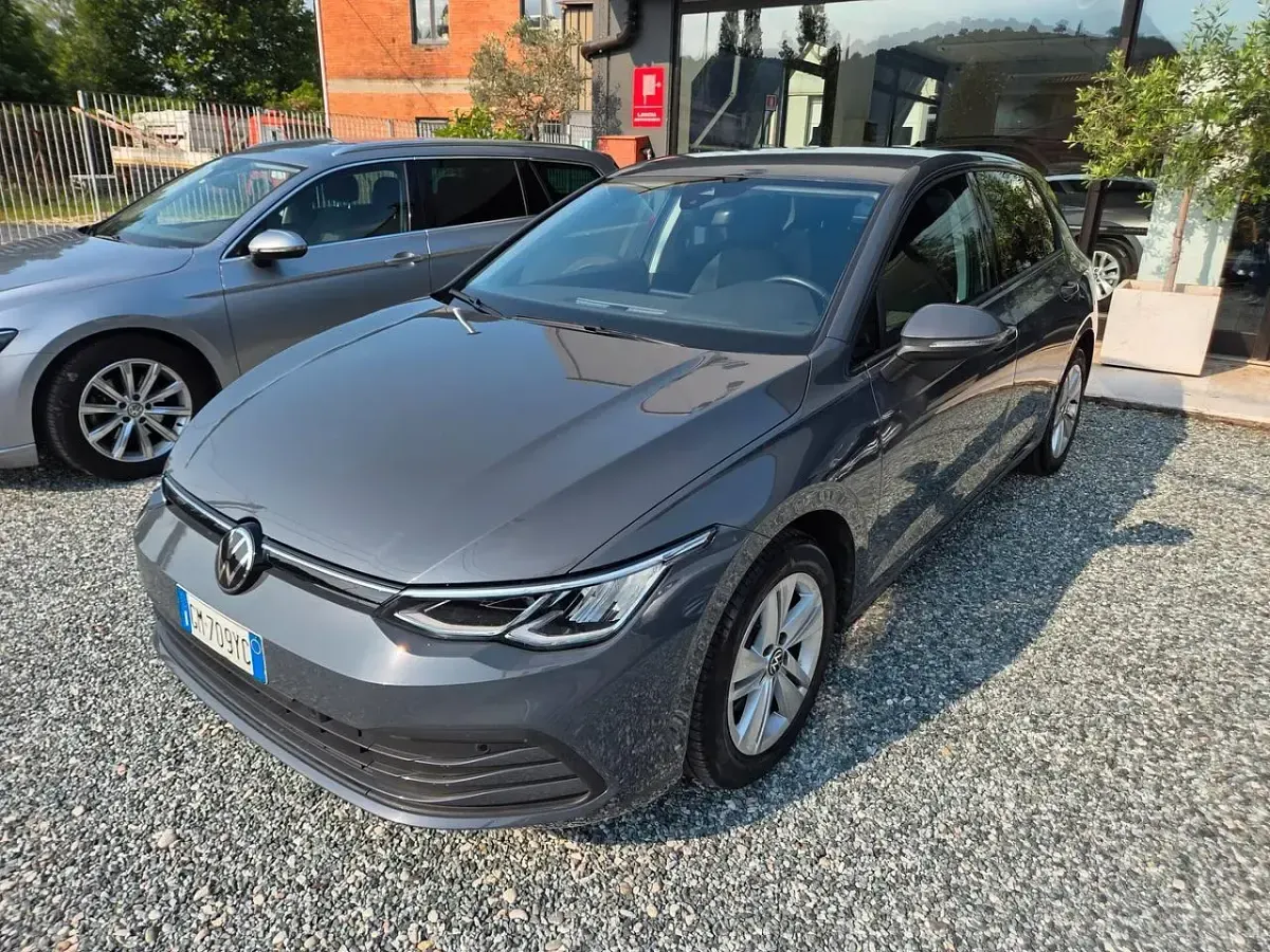 Usata VW Golf VIII Life 131 CV (96 kW) 2023 Grigio Berlina