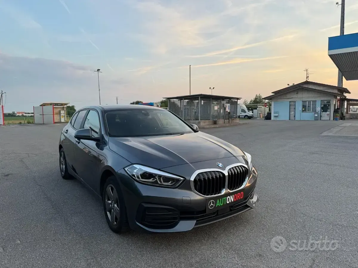 Usata BMW 118 Advantage 150 CV (110 kW) 2020 Grigio Utilitaria