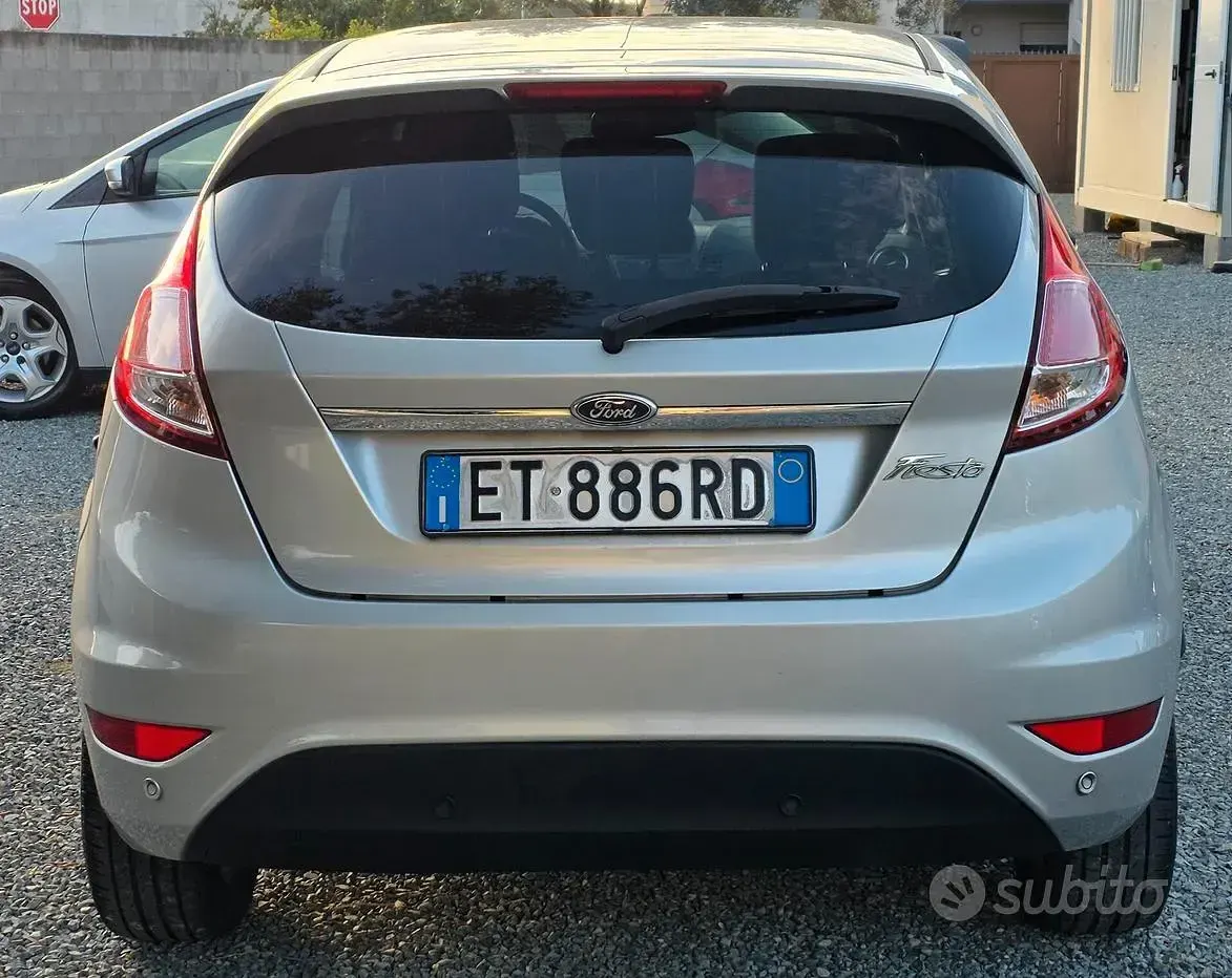 Usata Ford Fiesta Titanium 75 CV (55 kW) 2015 Grigio Utilitaria