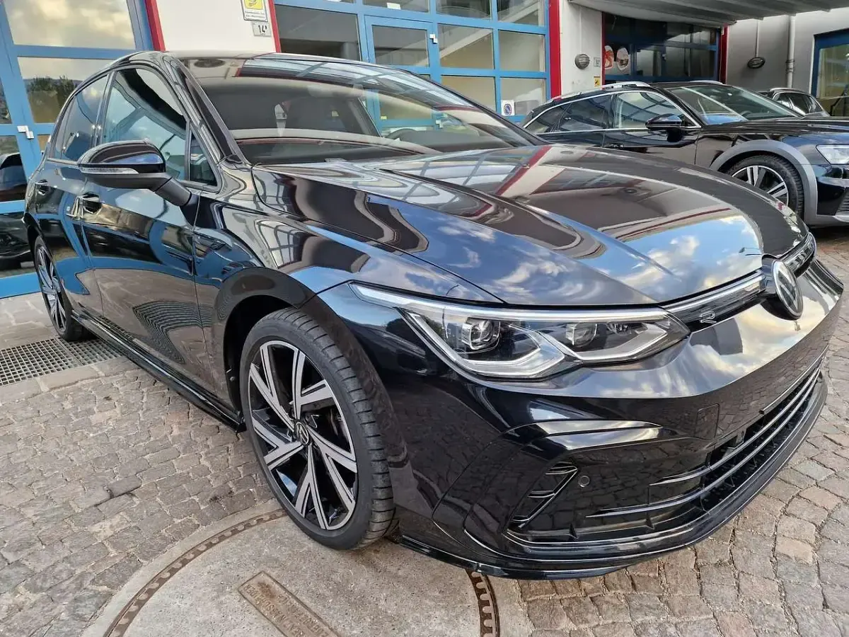 Usata VW Golf VIII R-line 190 CV (139 kW) 2022 Deep black perleffekt Berlina