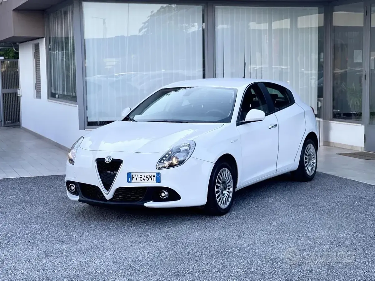 Usata Alfa Romeo Giulietta Tech Edition 120 CV (88 kW) 2019 Bianco Utilitaria