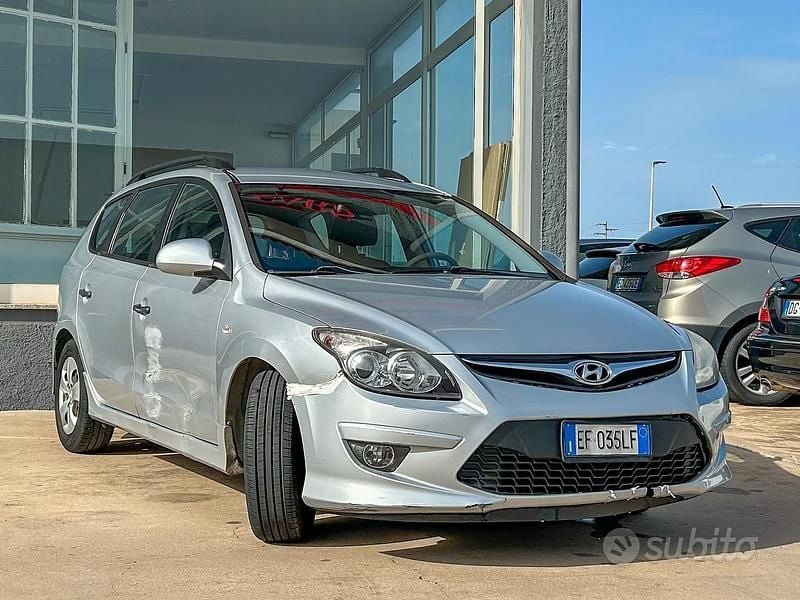 Usata Hyundai i30 Comfort 109 CV (80 kW) 2011 Argento Station wagon