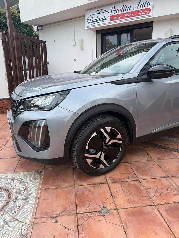 Usata Peugeot 2008 Allure 102 CV (75 kW) 2024 Argento SUV